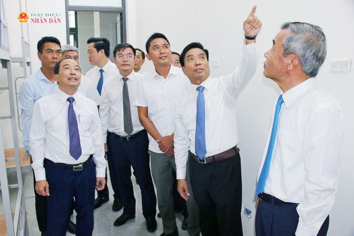Phó Chủ tịch Quốc hội, Thượng tướng Nguyễn Doãn Anh kiểm tra cơ sở vật chất của Trường phổ thông nội trú Tiểu học và THCS Sơn Thủy. Ảnh: Đắc Trường