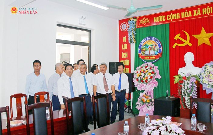 Phó Chủ tịch Quốc hội, Thượng tướng Nguyễn Doãn Anh kiểm tra cơ sở vật chất của Trường phổ thông nội trú Tiểu học và THCS Sơn Thủy. Ảnh: Đắc Trường