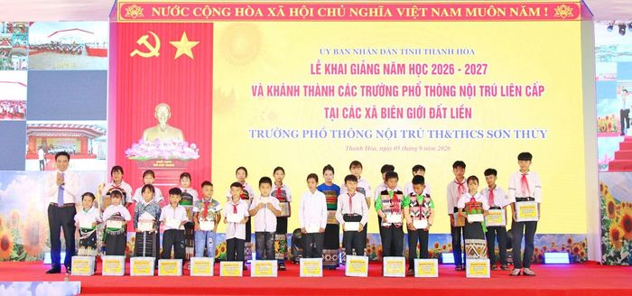 Phó Chủ tịch Quốc hội, Thượng tướng Nguyễn Doãn Anh trao quà tặng các em học sinh có hoàn cảnh khó khăn đạt thành tích cao trong học tập. Ảnh: Đắc Trường