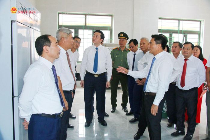 Phó Chủ tịch Quốc hội, Thượng tướng Nguyễn Doãn Anh kiểm tra cơ sở vật chất của Trường phổ thông nội trú Tiểu học và THCS Sơn Thủy. Ảnh: Đắc Trường