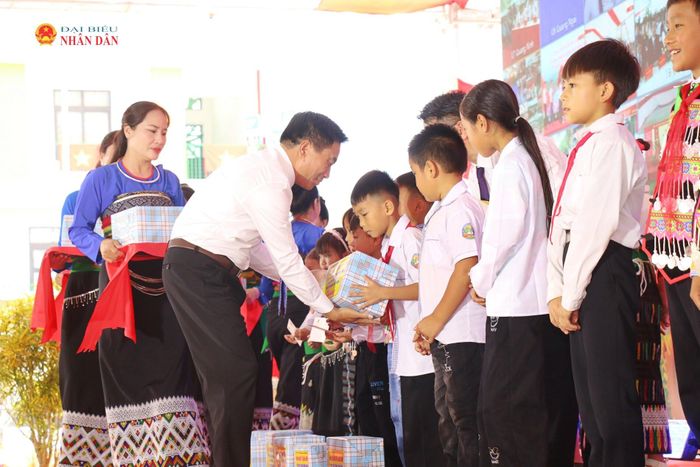 Phó Chủ tịch Quốc hội, Thượng tướng Nguyễn Doãn Anh trao quà tặng các em học sinh có hoàn cảnh khó khăn đạt thành tích cao trong học tập. Ảnh: Đắc Trường