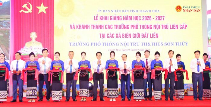 Phó Chủ tịch Quốc hội, Thượng tướng Nguyễn Doãn Anh và các đại biểu cắt băng khánh thành Trường phổ thông nội trú Tiểu học và THCS Sơn Thủy. Ảnh: Đắc Trường