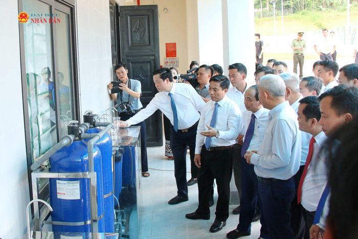 Phó Chủ tịch Quốc hội, Thượng tướng Nguyễn Doãn Anh kiểm tra cơ sở vật chất của Trường phổ thông nội trú Tiểu học và THCS Sơn Thủy. Ảnh: Đắc Trường