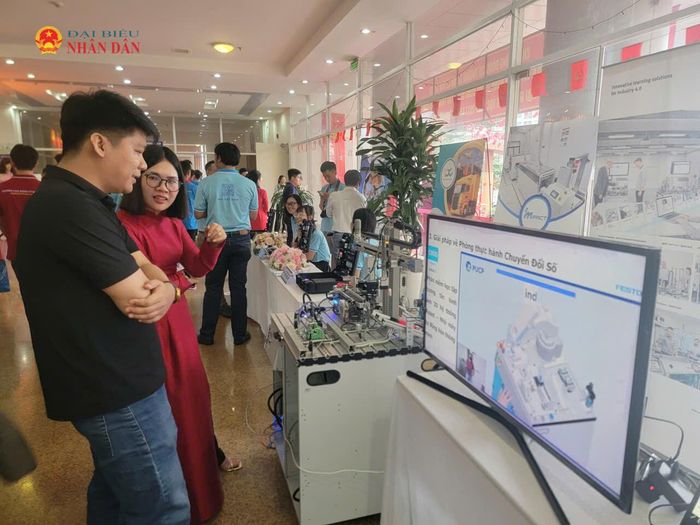 Một số mô hình về chuyển đổi số trong giáo dục được trưng bày tại khuôn viên trường trong ngày khai giảng. Ảnh: Quang Phương
