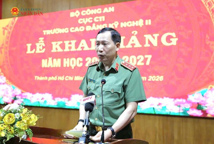 Ủy viên Trung ương Đảng, Thứ trưởng Bộ Công an Thượng tướng Lê Văn Tuyến, phát biểu tại lễ khai giảng Trường CĐ Kỹ nghệ II. Ảnh: Quang Phương