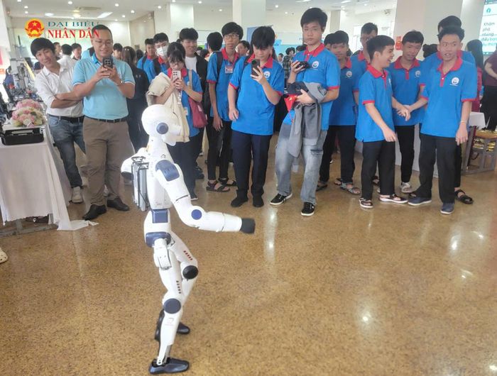 Mô hình robot biểu diễn tại khuôn viên lễ khai giảng thu hút sự chú ý của đông đảo học sinh, sinh viên và khách dự. Ảnh: Quang Phương