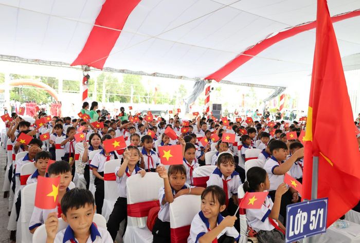 Gần 1.000 em học sinh Trường phổ thông nội trú TH&THCS Giang Thành phấn khởi chào năm học mới