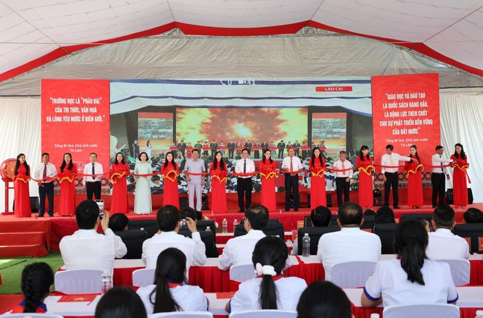 Lãnh đạo, nguyên lãnh đạo Trung ương và tỉnh An Giang cắt băng khánh thành Trường phổ thông nội trú TH&THCS Giang Thành