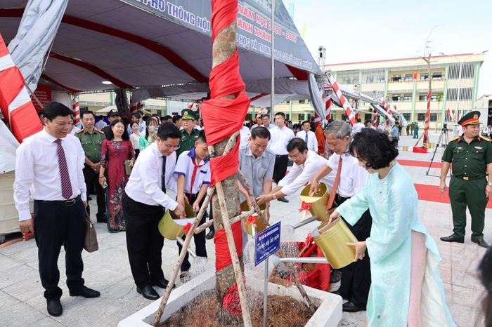 Các đại biểu trồng cây lưu niệm tại Trường phổ thông nội trú TH&THCS Giang Thành