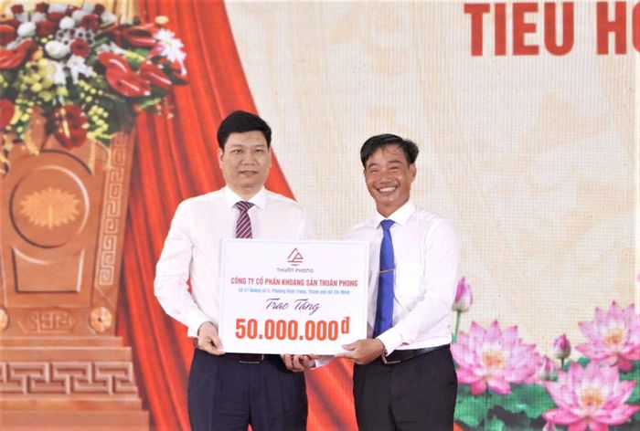 Tổng giám đốc Công ty Cổ phần Khoáng sản Thuận Phong Trần Văn Bền trao 50 suất học bổng đến Hiệu trưởng Trường phổ thông nội trú TH & THCS Giang Thành Phạm Quang Nhớ