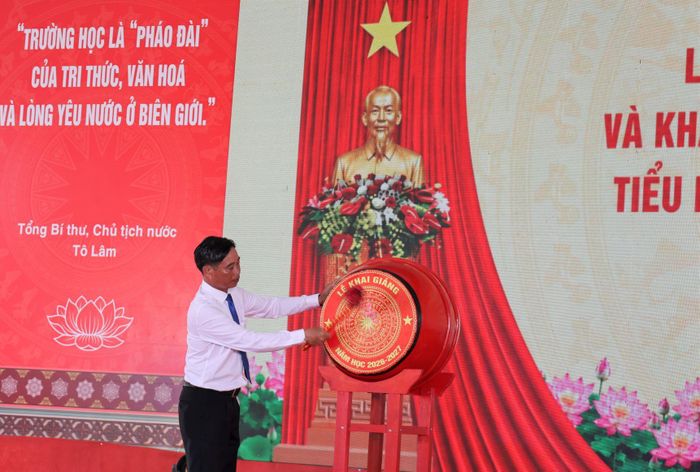 Hiệu trưởng Trường phổ thông nội trú TH & THCS Giang Thành Phạm Quang Nhớ đánh trống khai giảng năm học mới