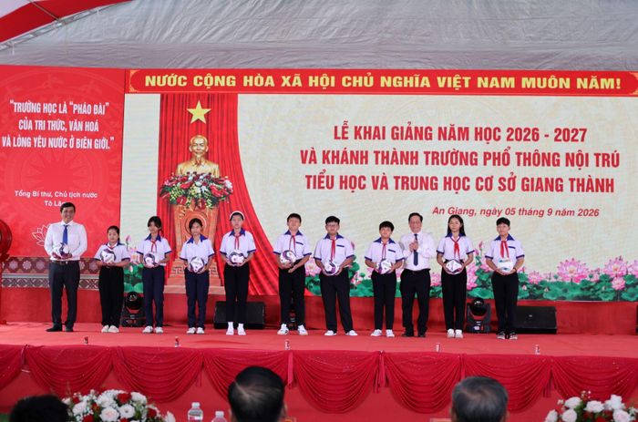 Chủ tịch UBND tỉnh An Giang Hồ Văn Mừng trao tặng các quả bóng đá của Tổng Bí thư, Chủ tịch nước Tô Lâm tặng thầy trò Trường phổ thông nội trú TH&THCS Giang Thành