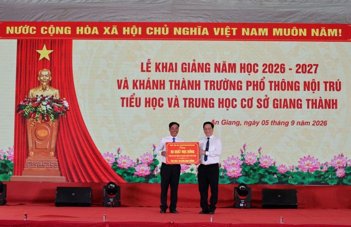 Chủ tịch UBND tỉnh An Giang Hồ Văn Mừng trao bảng tượng trưng 50 suất học bổng cho Hiệu trưởng Trường phổ thông nội trú TH & THCS Giang Thành Phạm Quang Nhớ