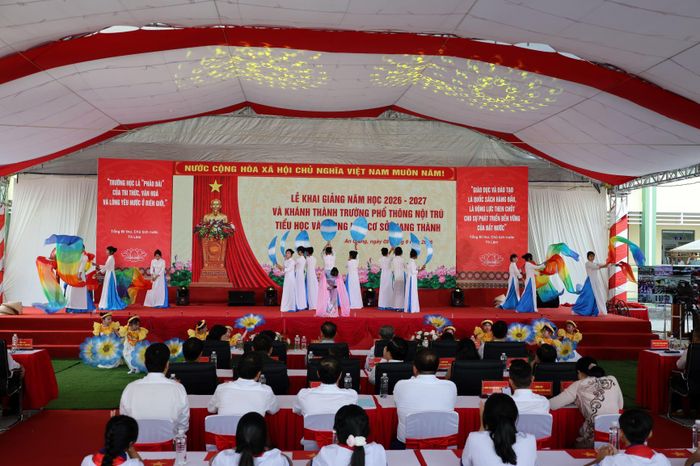 Tiết mục văn nghệ tại buổi khai giảng