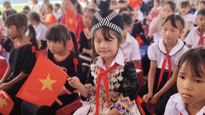Các em học sinh tiểu học tại xã Ea Rốk phấn khởi dự lễ khai giảng năm học mới 2026-2027