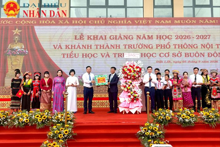 Lãnh đạo tỉnh Đắk Lắk tặng quà của Tổng Bí thư Tô Lâm và tỉnh Đắk Lắk cho tập thể Trường Phổ thông nội trú Tiểu học và THCS Buôn Đôn nhân dịp khai giảng năm học 2026-2027