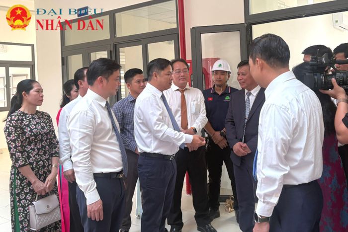 Bí thư Tỉnh ủy Đắk Lắk Lương Nguyễn Minh Triết, Chủ tịch UBND tỉnh Đắk Lắk Đỗ Hữu Huy cùng lãnh đạo Sở Giáo dục và Đào tại tỉnh thăm hỏi và kiểm tra cơ sở vật chật Trường Phổ thông nội trú Tiểu học và THCS Buôn Đôn