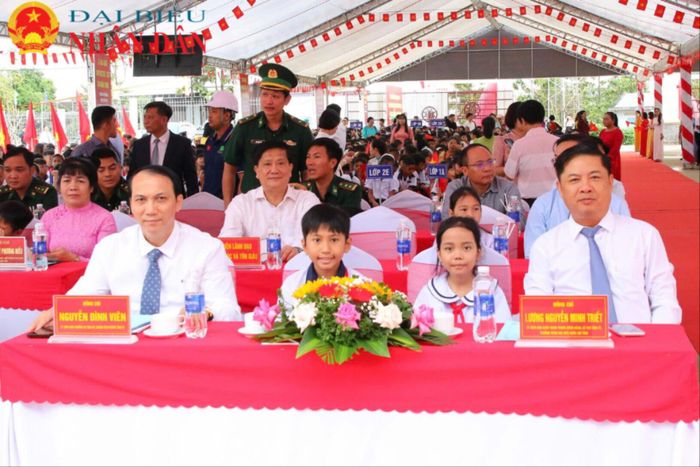 Bí thư Tỉnh ủy Đắk Lắk Lương Nguyễn Minh Triết (bên phải) dự lễ khai giảng tại Trường Phổ thông nội trú Tiểu học và THCS Buôn Đôn
