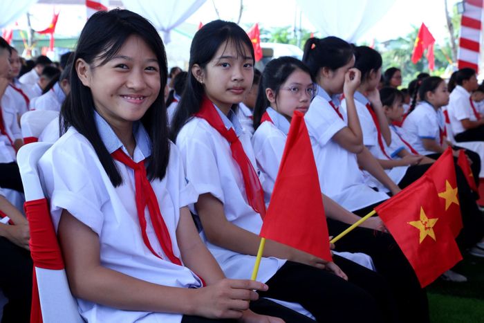 Niềm háo hức của các em học sinh khi được học tập trong ngôi trường mới khang trang, hiện đại