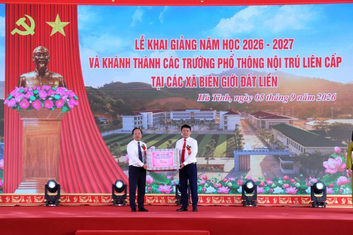 Lãnh đạo tỉnh Hà Tĩnh trao tặng món quà của Tổng Bí thư, Chủ tịch nước Tô Lâm cho Trường Phổ thông nội trú liên cấp TH&THCS Sơn Kim 1
