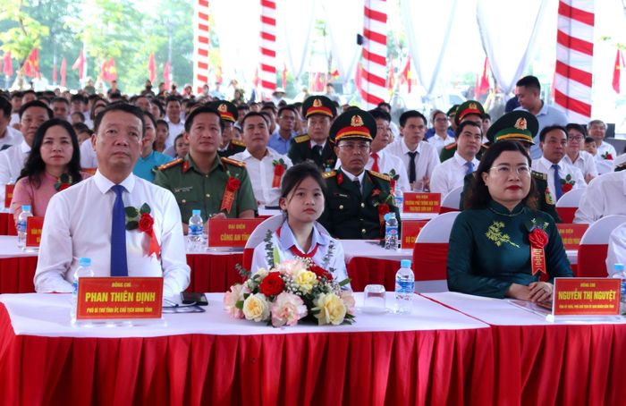 Các đại biểu tham dự lễ khai giảng tại Trường Phổ thông nội trú liên cấp TH&THCS Sơn Kim 1