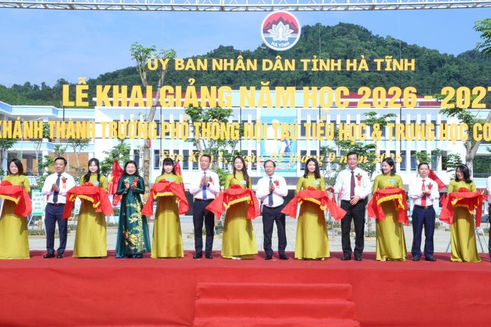 Lãnh đạo tỉnh Hà Tĩnh cắt băng khánh thành Trường Phổ thông nội trú liên cấp TH&THCS Sơn Kim 1