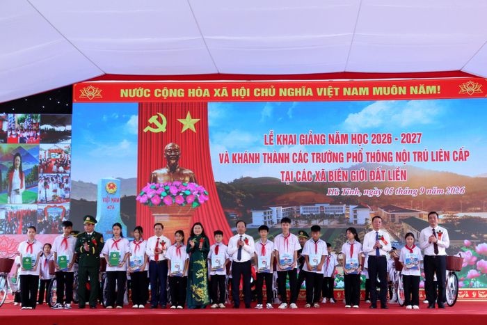Các món quà được trao tặng đến các em học sinh có hoàn cảnh khó khăn tại Trường Phổ thông nội trú liên cấp TH&THCS Sơn Kim 1