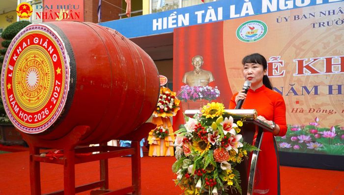 Cô giáo Nguyễn Thị Hương, Bí thư Đảng bộ, Hiệu trưởng Trường THCS Văn Khê (phường Hà Đông) phát biểu tại buổi lễ khai giảng