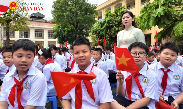 Các em học sinh khối 6 tham dự buổi lễ khai giảng năm học mới