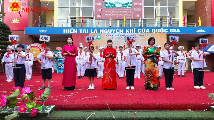 Đại diện Ban giám hiệu nhà trường chào mừng các em học sinh khối 6 đến với ngôi trường THCS Văn Khê thân yêu
