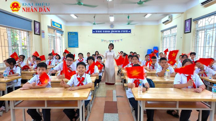 Cô giáo Nguyễn Thị Thu Hà cùng tập thể học sinh lớp 6A1, Trường THCS Văn Khê trong ngày khai giảng năm học mới