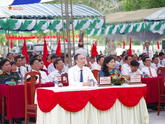 Phó Bí thư chuyên trách Đảng ủy Quốc hội Phùng Khánh Tài và các đại biểu dự Lễ khai giảng