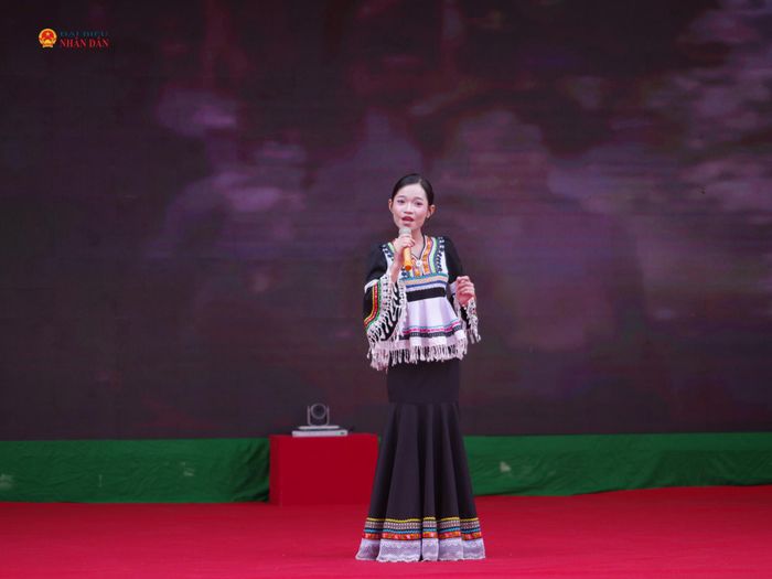 Học sinh Trường Phổ thông Dân tộc Nội trú THCS và THPT Pi Năng Tắc biểu diễn văn nghệ chào mừng Lễ khai giảng