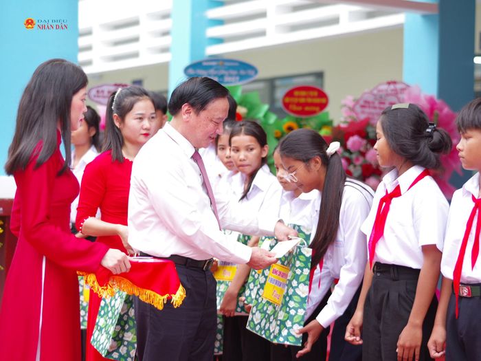 Phó Chủ tịch Quốc hội Nguyễn Khắc Định trao quà tặng học sinh nghèo vượt khó