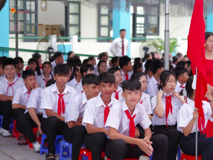Các em học sinh dự Lễ khai giảng 