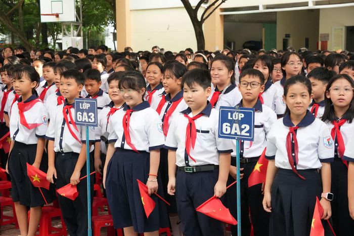 Các em học sinh trường rạng rỡ trong ngày khai giảng năm học mới . Ảnh: Thạc Hiếu