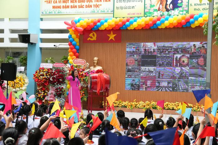Các trường trong cả nước đồng loạt đánh trống khai giảng năm học mới. Ảnh: Thạc Hiếu