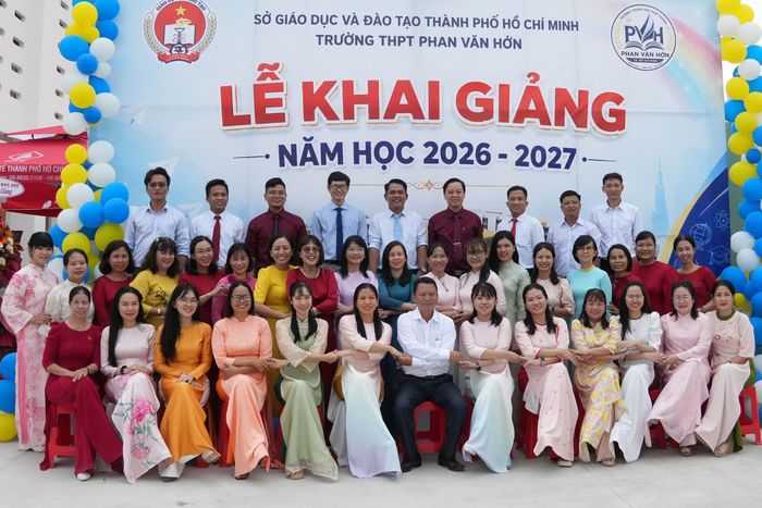 Thầy, cô Trường THPT Phan Văn Hơn trong ngày khai giảng năm học mới. Ảnh: Thạc Hiếu