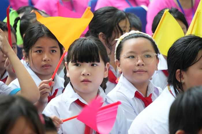 Các em học sinh Trường Tiểu học Trần Văn Ơn trong ngày khai giảng năm học mới. Ảnh: Thạc Hiếu