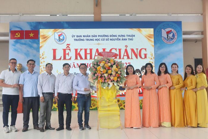 Hội cha mẹ học sinh Trường THCS Nguyễn Ảnh Thủ tặng hoa chúc mừng nhà trường trong ngày khai giảng năm học mới. Ảnh: Thạc Hiếu