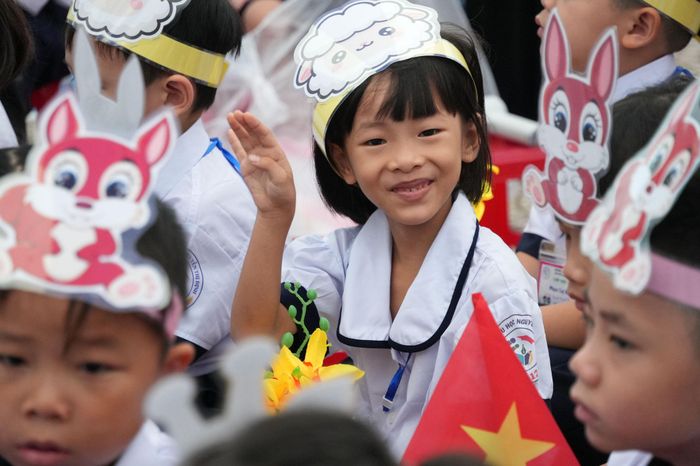 Các em học sinh Trường Tiểu học Nguyễn Thị Định trong ngày khai giảng năm học mới. Ảnh: Thạc Hiếu