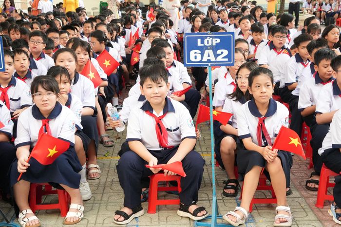 Các em học sinh Trường THCS Nguyễn Ảnh Thủ trong ngày khai giảng năm học mới. Ảnh: Thạc Hiếu
