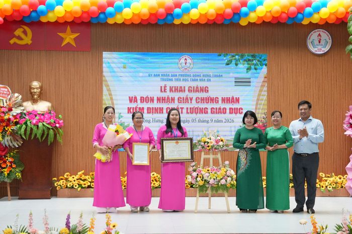 Lãnh đạo phường Đông Hưng Thuận và đại diện Sở Giáo dục và Đào tạo trao Quyết định và Giấy chứng nhận kiểm định chất lượng giáo dục cho Trường Tiểu học Trần Văn Ơn. Ảnh: Thạc Hiếu