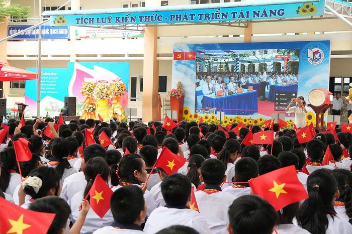 Không khí rộn ràng trong lễ khai giảng năm học mới tại Trường THCS Nguyễn Ảnh Thủ. Ảnh: Thạc Hiếu