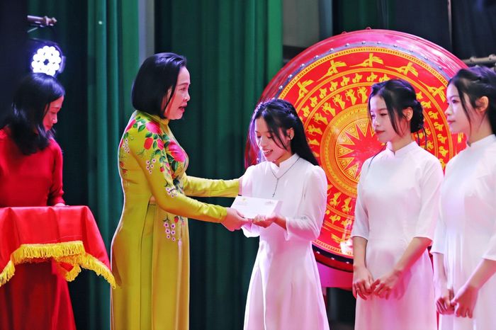 Phó Chủ tịch Quốc hội Nguyễn Thị Thanh trao học bổng cho các em học sinh có hoàn cảnh khó khăn vươn lên trong học tập