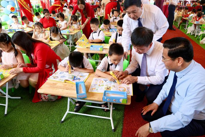 Bí thư Tỉnh ủy Trần Huy Tuấn hướng dẫn các cháu sử dụng bút AI học tiếng Anh