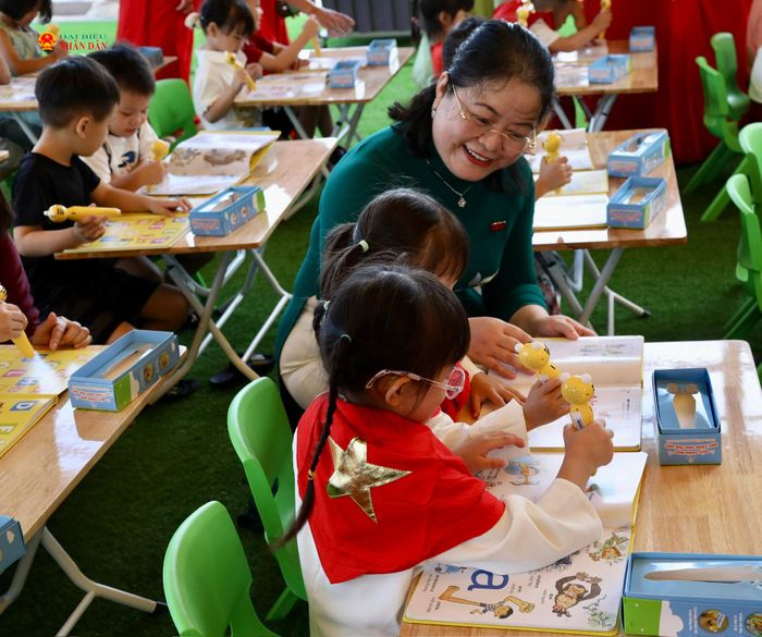 Phó Chủ nhiệm Ủy ban Văn hóa và Xã hội Lò Thị Việt Hà hướng dẫn các cháu sử dụng bút AI học tiếng Anh