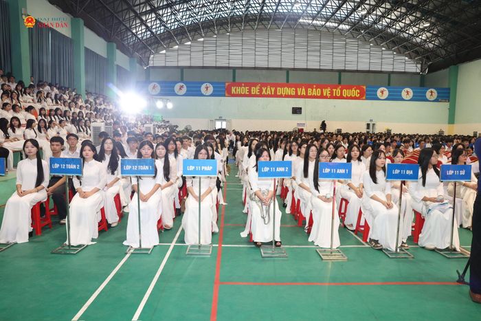 Học sinh Trường THPT chuyên Lương Văn Tụy tại Lễ khai giảng