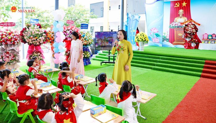 Phó Chủ tịch Quốc hội Nguyễn Thị Thanh trò chuyện, hướng dẫn các cháu sử dụng bút AI học tiếng Anh