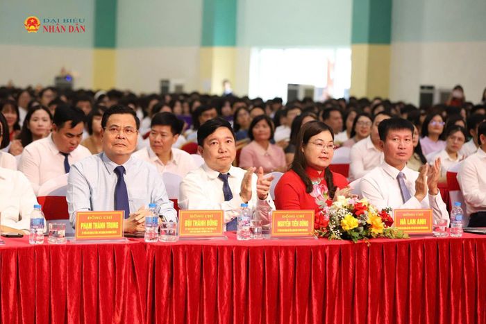Bí thư Tỉnh ủy Ninh Bình Trần Huy Tuấn (ngoài cùng bên phải) và các đại biểu dự Lễ khai giảng